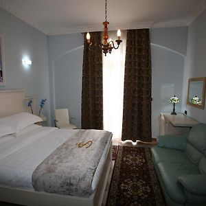 Basic Kamer met een King Size Bed